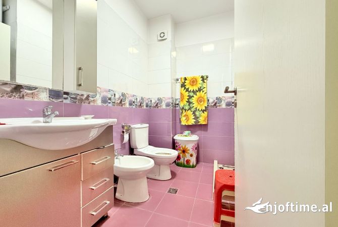 Shtepi ne shitje Apartament ne Tirane, 2+1, Mobilimi E mobiluar, Pagesa 196,000  Euro.