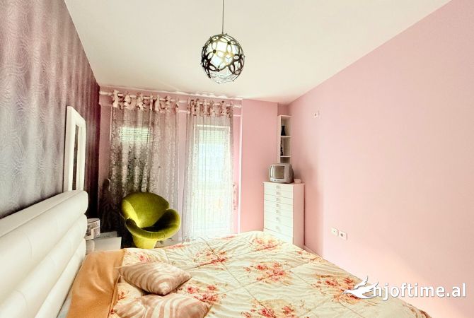 Shtepi ne shitje Apartament ne Tirane, 2+1, Mobilimi E mobiluar, Pagesa 196,000  Euro.