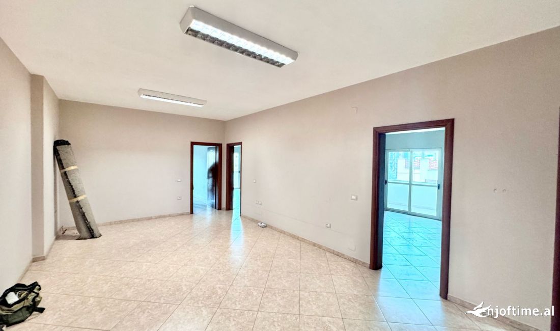 Shtepi me qera Apartament ne Tirane, 3+1, Mobilimi Bosh, pa mobiluar, Pagesa 1,000  Euro.