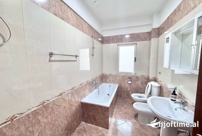 Shtepi me qera Apartament ne Tirane, 3+1, Mobilimi Bosh, pa mobiluar, Pagesa 1,000  Euro.