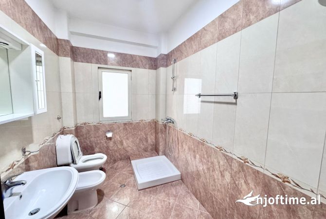 Shtepi me qera Apartament ne Tirane, 3+1, Mobilimi Bosh, pa mobiluar, Pagesa 1,000  Euro.