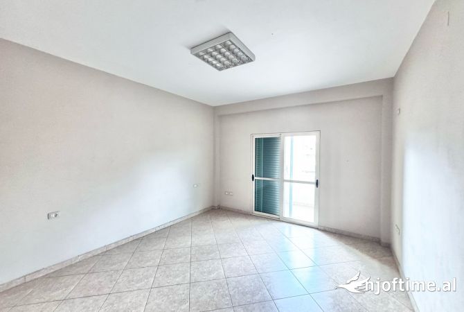 Shtepi me qera Apartament ne Tirane, 3+1, Mobilimi Bosh, pa mobiluar, Pagesa 1,000  Euro.