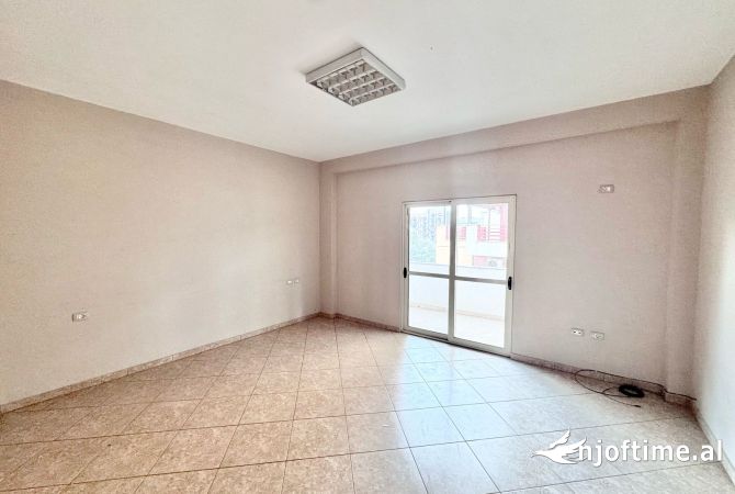 Shtepi me qera Apartament ne Tirane, 3+1, Mobilimi Bosh, pa mobiluar, Pagesa 1,000  Euro.
