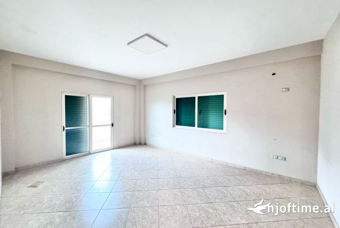 Shtepi me qera Apartament ne Tirane, 3+1, Mobilimi Bosh, pa mobiluar, Pagesa 1,000  Euro.