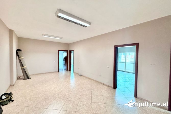 APARTAMENT /AMBIENT ME QIRA NE KOMUNEN E PARISIT PRANE UNAZES SE MADHE 3+1+2