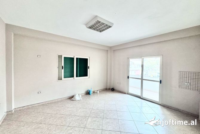Shtepi me qera Apartament ne Tirane, 3+1, Mobilimi Bosh, pa mobiluar, Pagesa 1,000  Euro.
