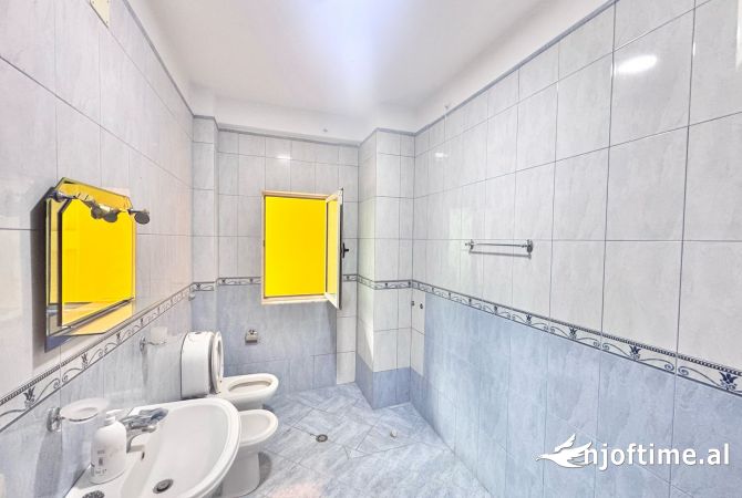 Shtepi me qera Apartament ne Tirane, 3+1, Mobilimi Bosh, pa mobiluar, Pagesa 1,000  Euro.