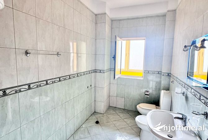 Shtepi me qera Apartament ne Tirane, 3+1, Mobilimi Bosh, pa mobiluar, Pagesa 1,000  Euro.