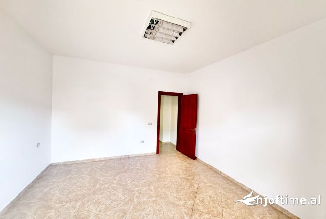 Shtepi me qera Apartament ne Tirane, 3+1, Mobilimi Bosh, pa mobiluar, Pagesa 1,000  Euro.