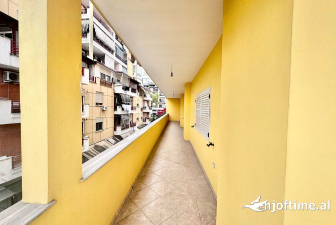 Shtepi me qera Apartament ne Tirane, 3+1, Mobilimi Bosh, pa mobiluar, Pagesa 1,000  Euro.