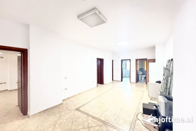 Shtepi me qera Apartament ne Tirane, 3+1, Mobilimi Bosh, pa mobiluar, Pagesa 1,000  Euro.