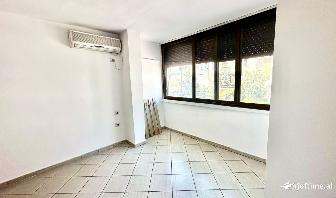 Shtepi ne shitje Apartament ne Tirane, 1+1, Mobilimi Bosh, pa mobiluar, Pagesa 95,000  Euro.