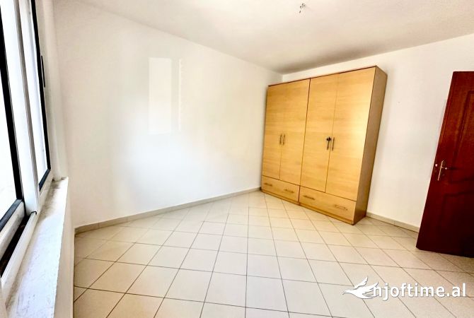 Shtepi ne shitje Apartament ne Tirane, 1+1, Mobilimi Bosh, pa mobiluar, Pagesa 95,000  Euro.