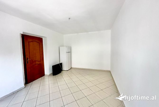 Shtepi ne shitje Apartament ne Tirane, 1+1, Mobilimi Bosh, pa mobiluar, Pagesa 95,000  Euro.