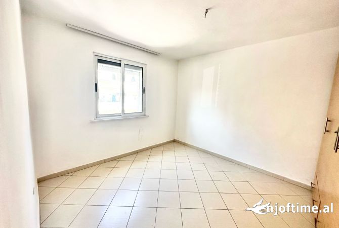 Shtepi ne shitje Apartament ne Tirane, 1+1, Mobilimi Bosh, pa mobiluar, Pagesa 95,000  Euro.
