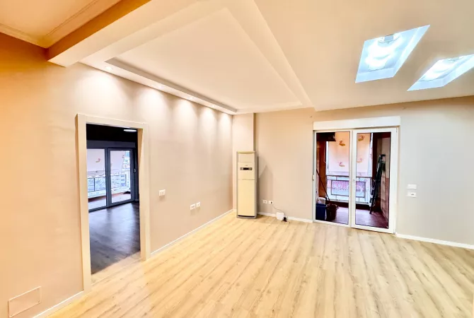 Shtepi ne shitje Apartament ne Tirane, 2+1, Mobilimi E mobiluar, Pagesa 215,000  Euro.