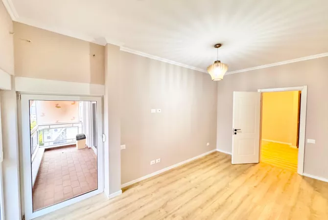 Shtepi ne shitje Apartament ne Tirane, 2+1, Mobilimi E mobiluar, Pagesa 215,000  Euro.