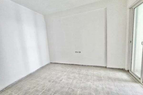 Appartamento in vendita a Valona 2+1, Vuoto