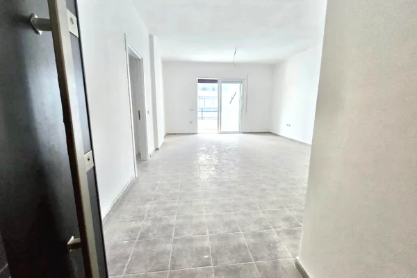 Appartamento in vendita a Valona 2+1, Vuoto