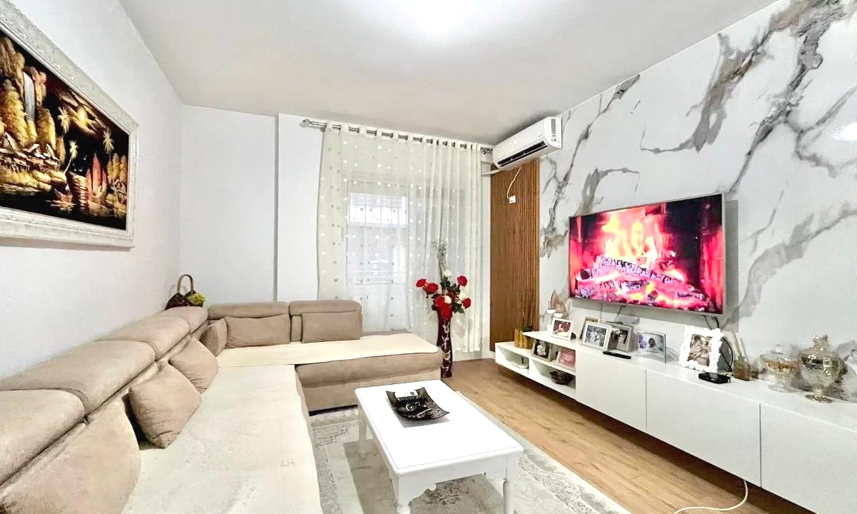 Shtepi ne shitje Apartament ne Tirane, 2+1, Mobilimi E mobiluar, Pagesa 159,800  Euro.