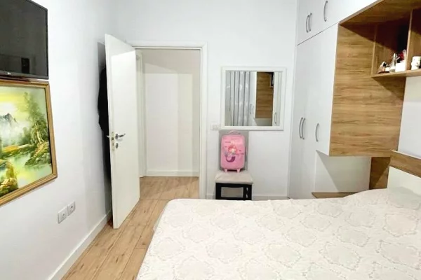 Shtepi ne shitje Apartament ne Tirane, 2+1, Mobilimi E mobiluar, Pagesa 159,800  Euro.