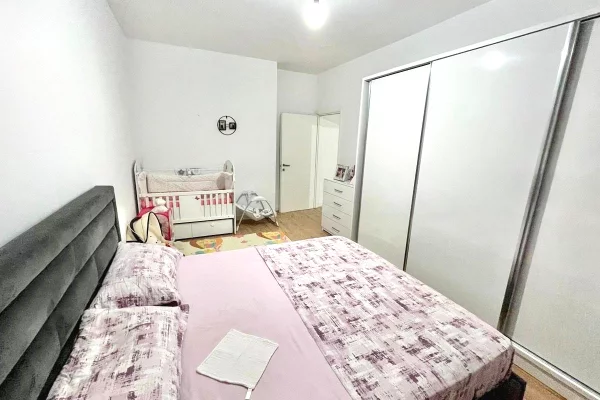 Shtepi ne shitje Apartament ne Tirane, 2+1, Mobilimi E mobiluar, Pagesa 159,800  Euro.