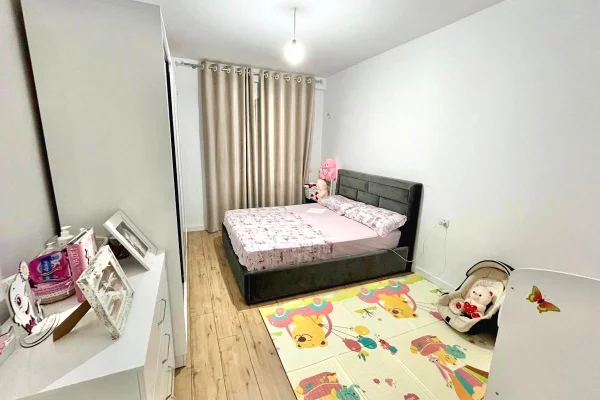 Shtepi ne shitje Apartament ne Tirane, 2+1, Mobilimi E mobiluar, Pagesa 159,800  Euro.