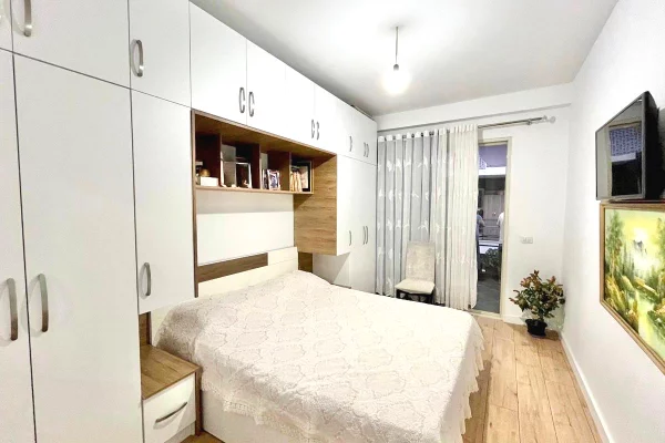 Shtepi ne shitje Apartament ne Tirane, 2+1, Mobilimi E mobiluar, Pagesa 159,800  Euro.