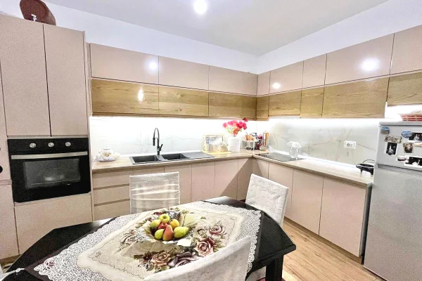 Shtepi ne shitje Apartament ne Tirane, 2+1, Mobilimi E mobiluar, Pagesa 159,800  Euro.