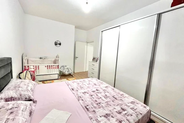 Shtepi ne shitje Apartament ne Tirane, 2+1, Mobilimi E mobiluar, Pagesa 159,800  Euro.