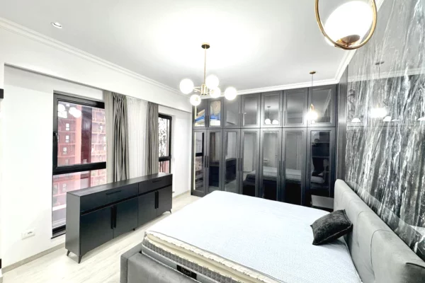 Shtepi me qera Apartament ne Tirane, 2+1, Mobilimi E mobiluar, Pagesa 1,300  Euro.