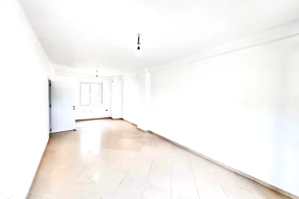 Shtepi ne shitje Apartament ne Tirane, 2+1, Mobilimi Bosh, pa mobiluar, Pagesa 120,000  Euro.