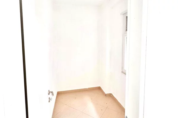 Shtepi ne shitje Apartament ne Tirane, 2+1, Mobilimi Bosh, pa mobiluar, Pagesa 120,000  Euro.