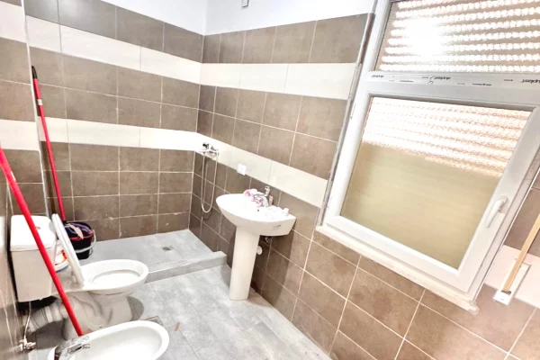 Shtepi ne shitje Apartament ne Tirane, 2+1, Mobilimi Bosh, pa mobiluar, Pagesa 120,000  Euro.