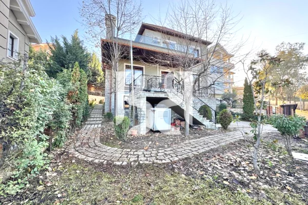 Shtepi me qera Vila Luksoze ne Tirane, 4+1, Mobilimi Pjeserisht e mobiluar, Pagesa 3,000  Euro.