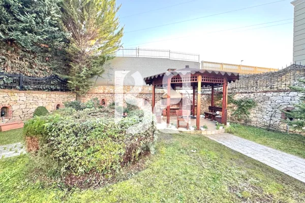 Shtepi me qera Vila Luksoze ne Tirane, 4+1, Mobilimi Pjeserisht e mobiluar, Pagesa 3,000  Euro.