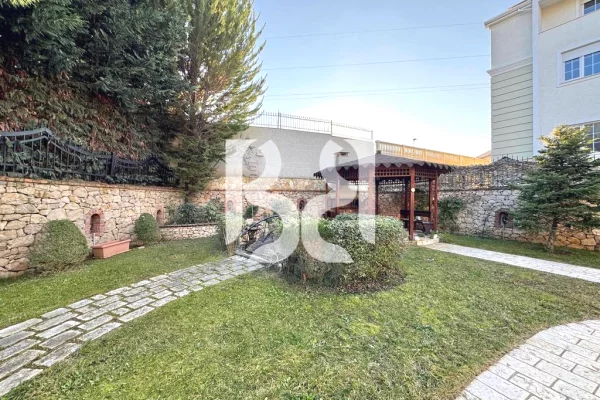 Shtepi me qera Vila Luksoze ne Tirane, 4+1, Mobilimi Pjeserisht e mobiluar, Pagesa 3,000  Euro.