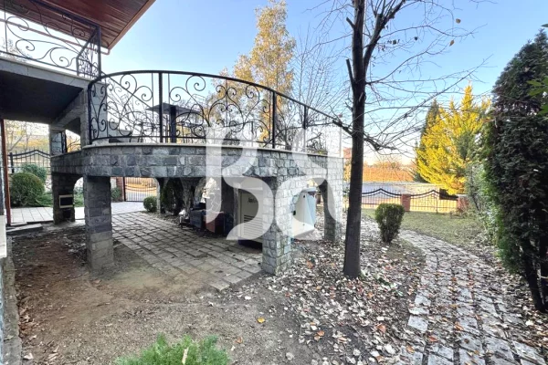 Shtepi me qera Vila Luksoze ne Tirane, 4+1, Mobilimi Pjeserisht e mobiluar, Pagesa 3,000  Euro.