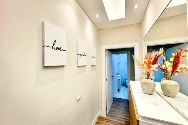 Shtepi me qera Apartament ne Tirane, 2+1, Mobilimi E mobiluar, Pagesa 1,000  Euro.