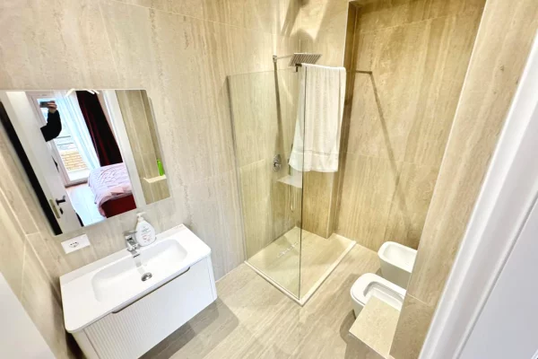 Shtepi me qera Apartament ne Tirane, 2+1, Mobilimi E mobiluar, Pagesa 1,100  Euro.