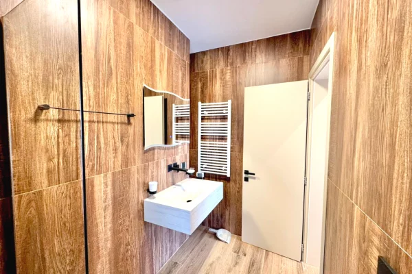 Shtepi ne shitje Apartament ne Tirane, 1+1, Mobilimi Bosh, pa mobiluar, Pagesa 135,000  Euro.