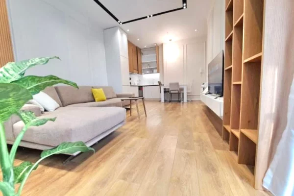 Shtepi ne shitje Apartament ne Tirane, 1+1, Mobilimi Bosh, pa mobiluar, Pagesa 135,000  Euro.