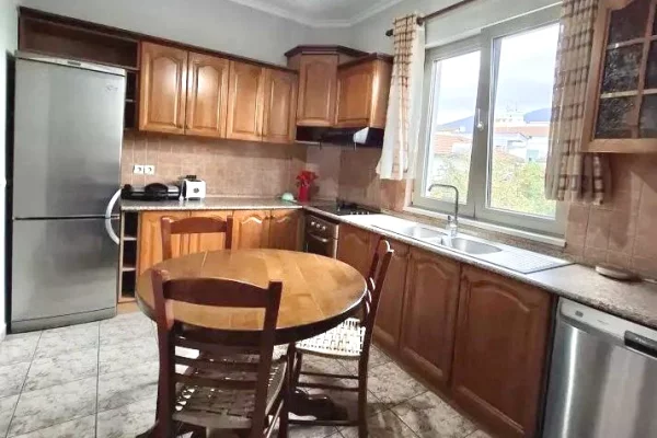 Casa privata/Indipendente in affitto a Tirana 3+1, Arredato