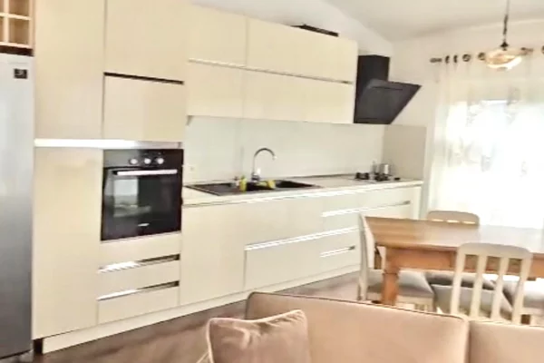 Appartamento in affitto a Tirana 3+1, Arredato