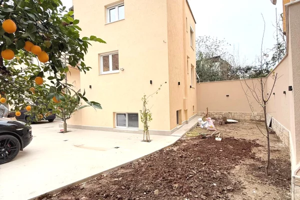 Ambient biznesi me qera 3+1 ne Tirane - 2,000 Euro