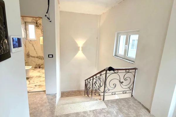 Vile 2-Kateshe me Qira per Zyra / Klinike – Rruga Naim Frasheri 4+1