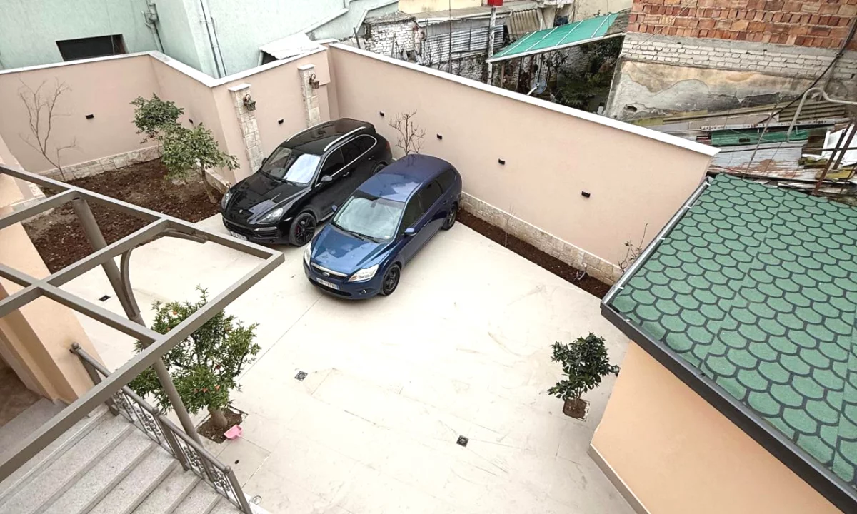 Vile 2-Kateshe me Qira per Zyra / Klinike – Rruga Naim Frasheri 4+1