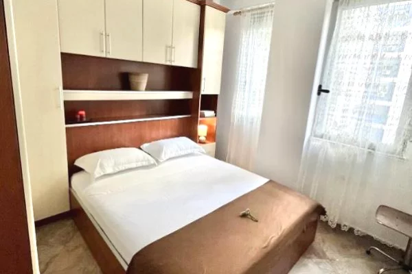 Shtepi me qera Apartament ne Tirane, 2+1, Mobilimi E mobiluar, Pagesa 700  Euro.