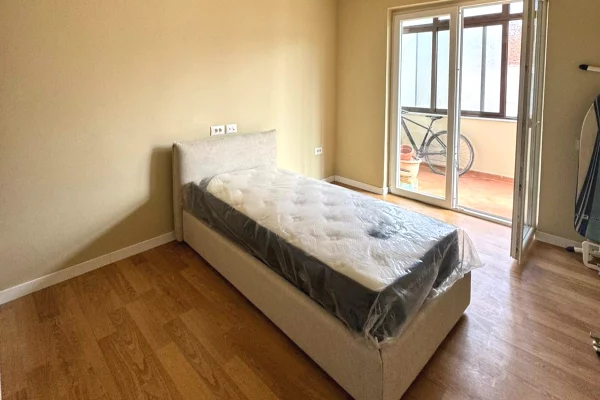 Shtepi me qera Apartament ne Tirane, 2+1, Mobilimi E mobiluar, Pagesa 100,000  Leke.