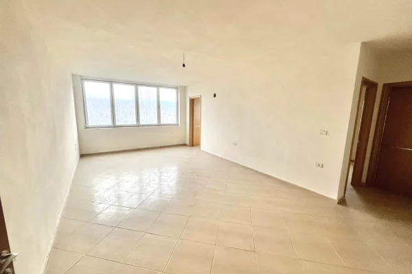 Shtepi ne shitje Apartament ne Pogradec, 1+1, Mobilimi Bosh, pa mobiluar, Pagesa 93,000  Euro.
